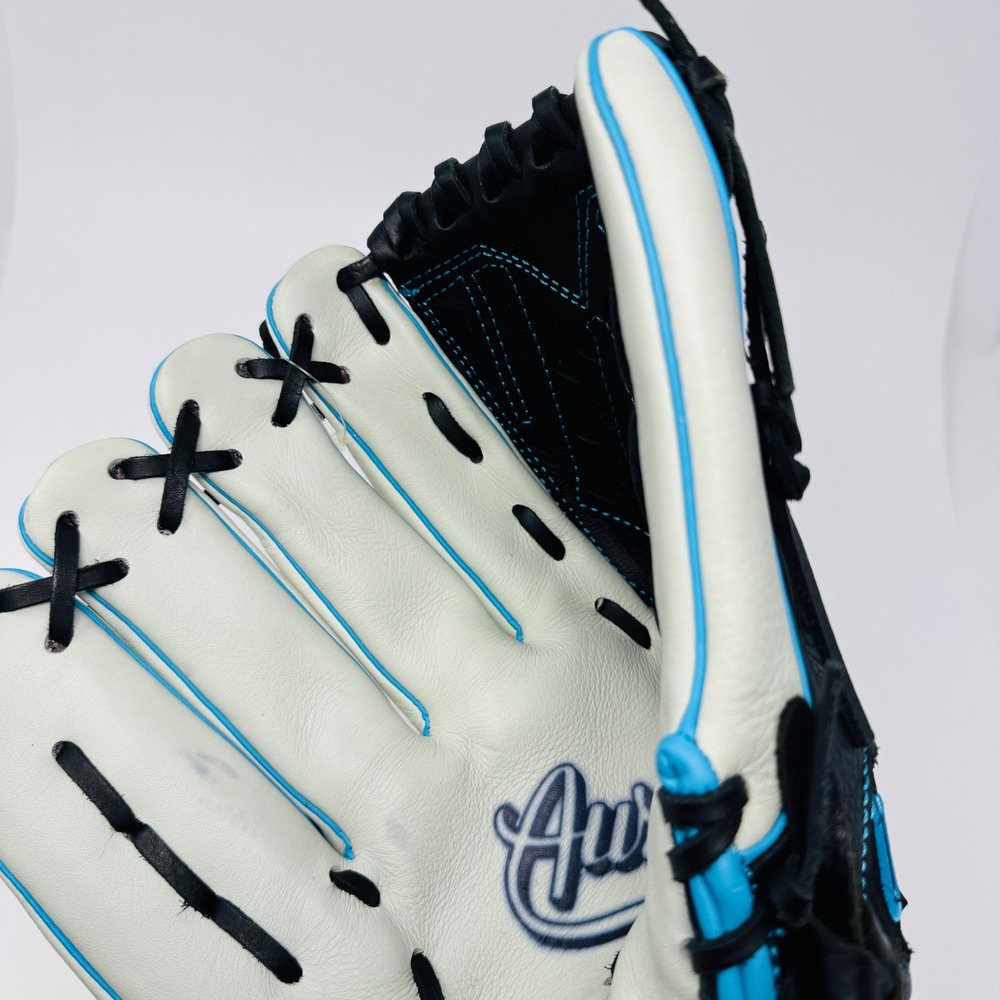 Wilson Aura A800 Fastpitch Softball Glove 12.5 Inch White Black Blue A08LF16125 - Picture 12 of 14